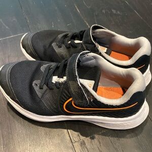 Sz 2 Nike Boys Black Sneakers